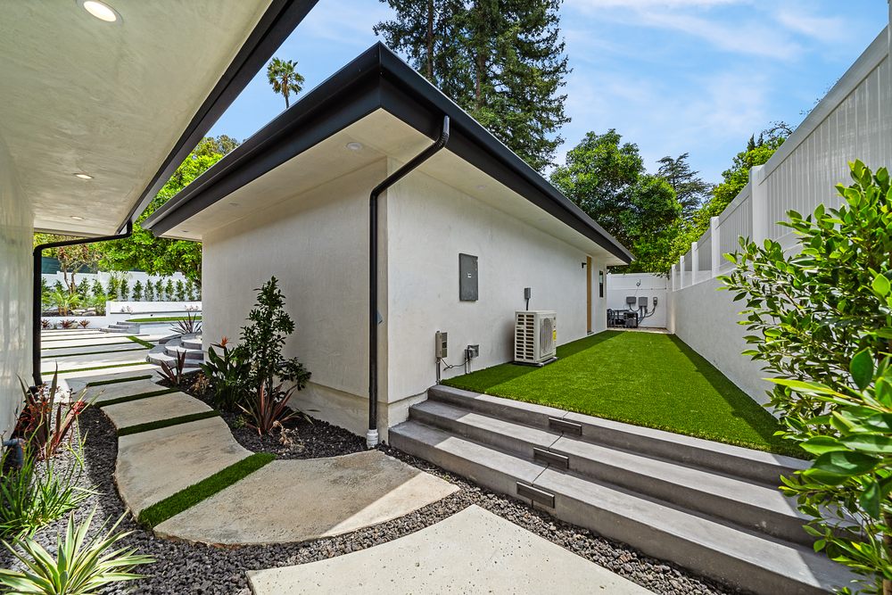 Estate Backyard & Pool